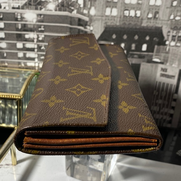 Authentic Rare Vintage Louis Vuitton Monogram Sarah Wallet - Picture 15 of 16